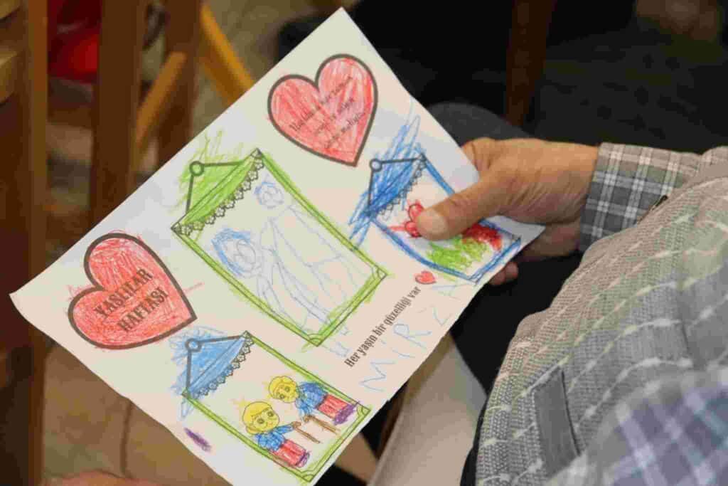 İzmitli miniklerden yaşlılar haftasında anlamlı ziyaret