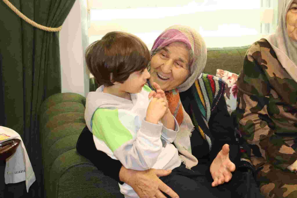 İzmitli miniklerden yaşlılar haftasında anlamlı ziyaret