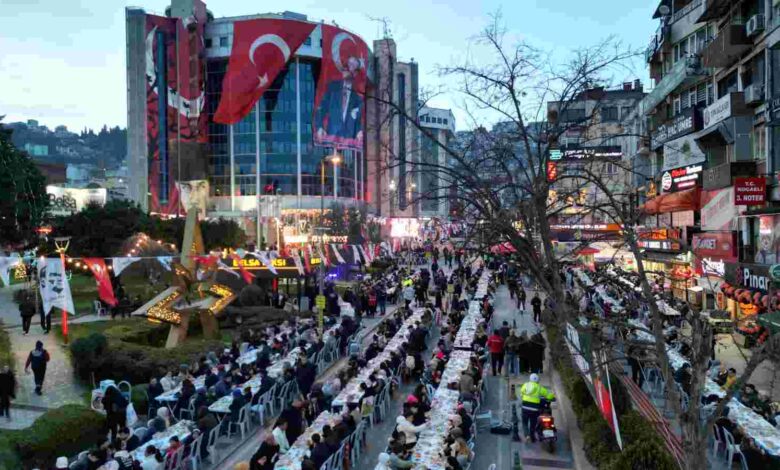 İzmit’te binlerce vatandaş aynı iftar sonrasında buluştu