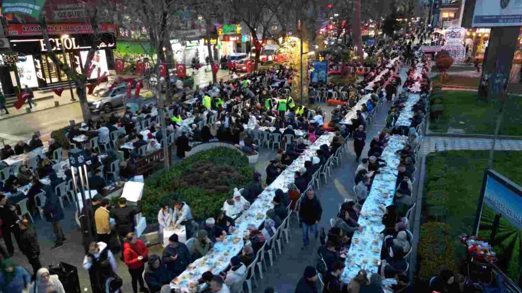 İzmit’te binlerce vatandaş aynı iftar sonrasında buluştu