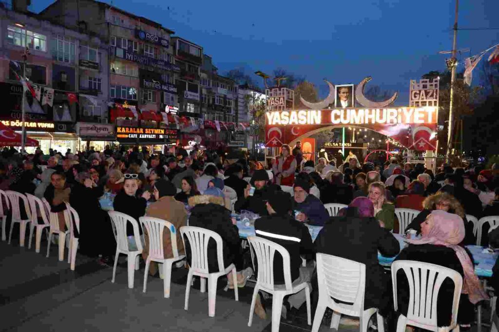 İzmit’te binlerce vatandaş aynı iftar sonrasında buluştu