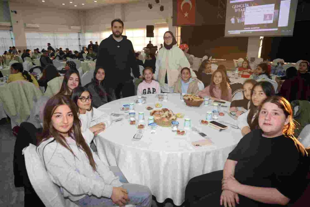 Kandıra’da Yüzlerce Genç Gönül Sofrasında Buluştu