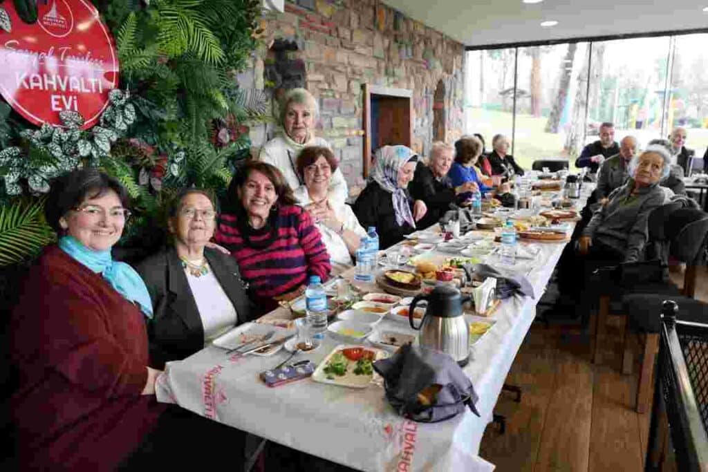 Kartepe’de Büyükler İçin Anlamlı Buluşma