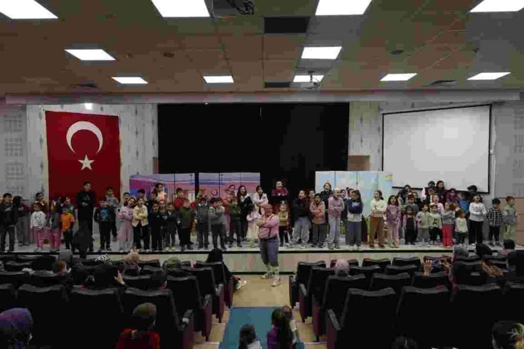 Kartepe’de Minikler Tiyatroyla Eğlendi