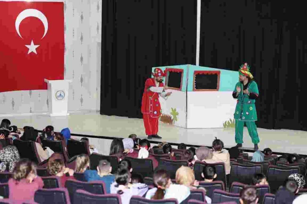 Kartepe’de Minikler Tiyatroyla Eğlendi