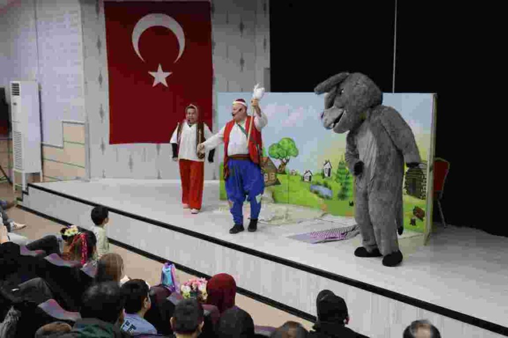 Kartepe’li Çocuklar Tiyatro ve Eğlenceyle Buluştu