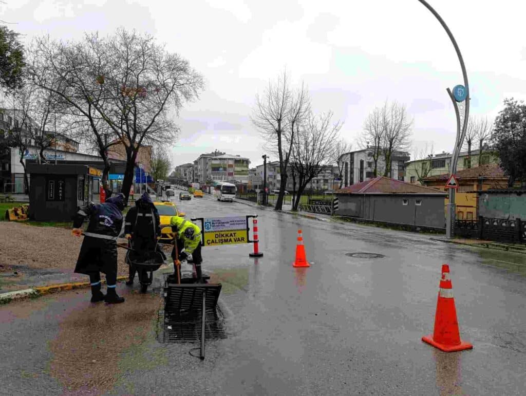 Kent genelinde mazgal ve menfezler temizleniyor