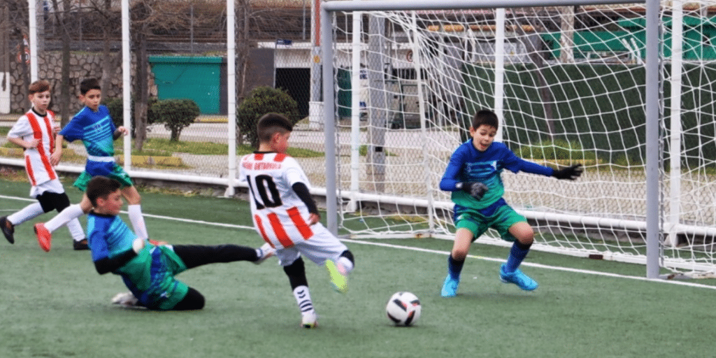 Körfezli gençler, yeşil sahada kozlarını paylaşıyor