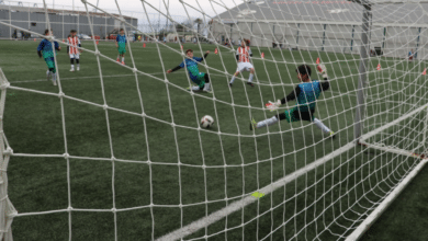 Körfezli gençler, yeşil sahada kozlarını paylaşıyor