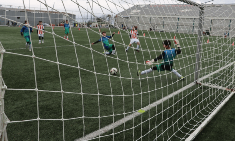 Körfezli gençler, yeşil sahada kozlarını paylaşıyor