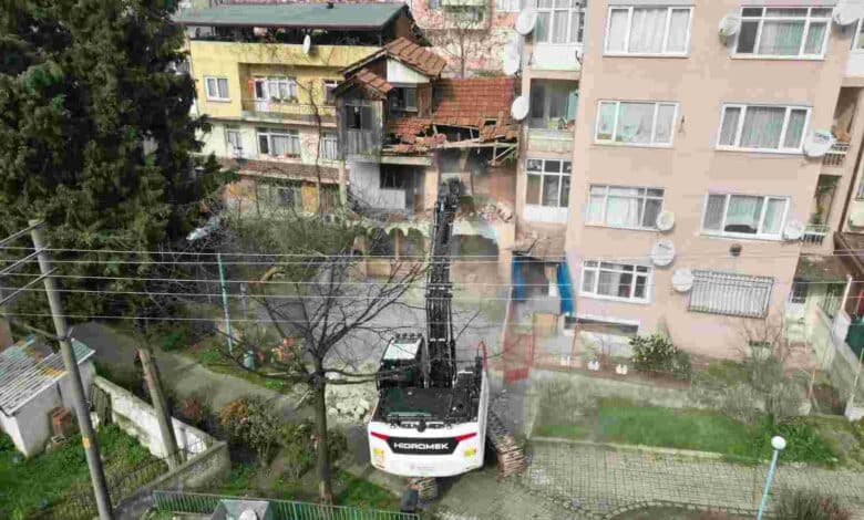 Kozluk’ta tehlike oluşturan metruk bina yıkıldı