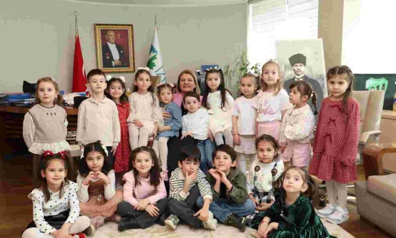 Miniklerden Fatma Başkan’a bayram sürprizi