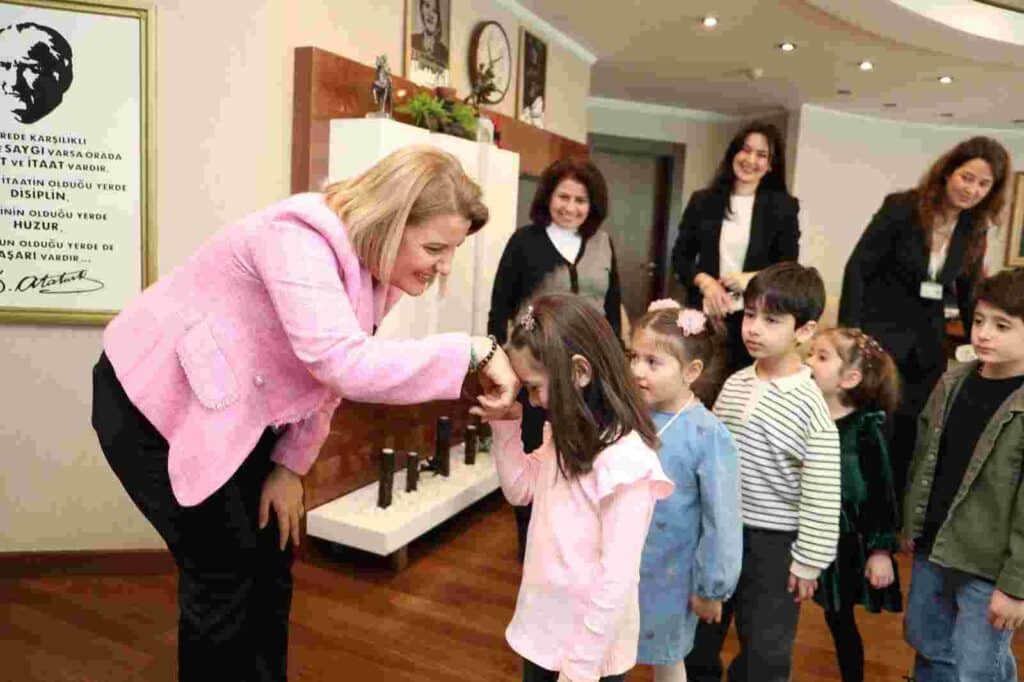 Miniklerden Fatma Başkan’a bayram sürprizi