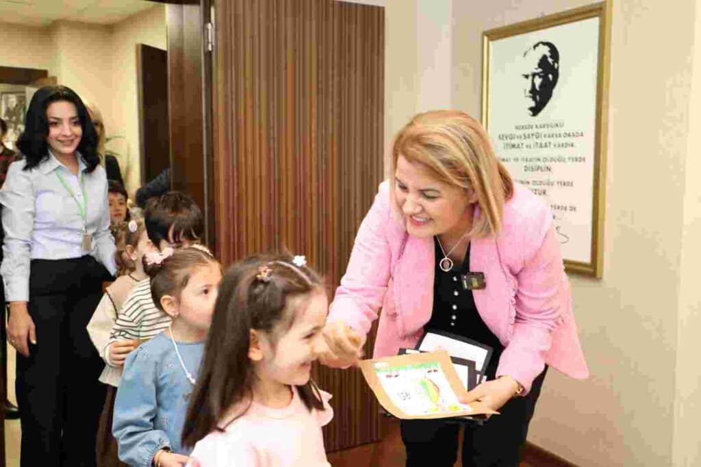 Miniklerden Fatma Başkan’a bayram sürprizi