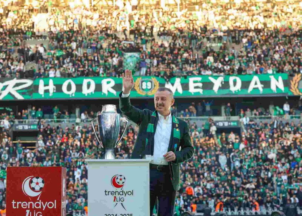 O çocuklar maçta yerlerini aldı