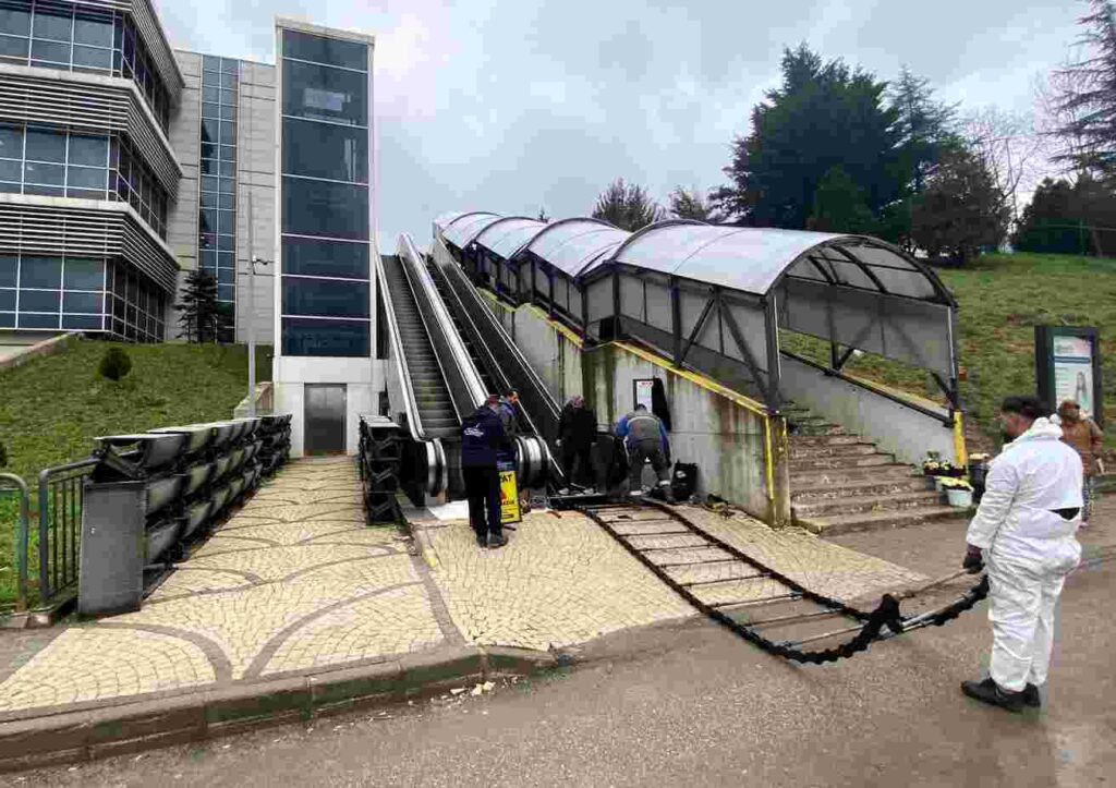 Yürüyen merdivenler saat gibi işliyor