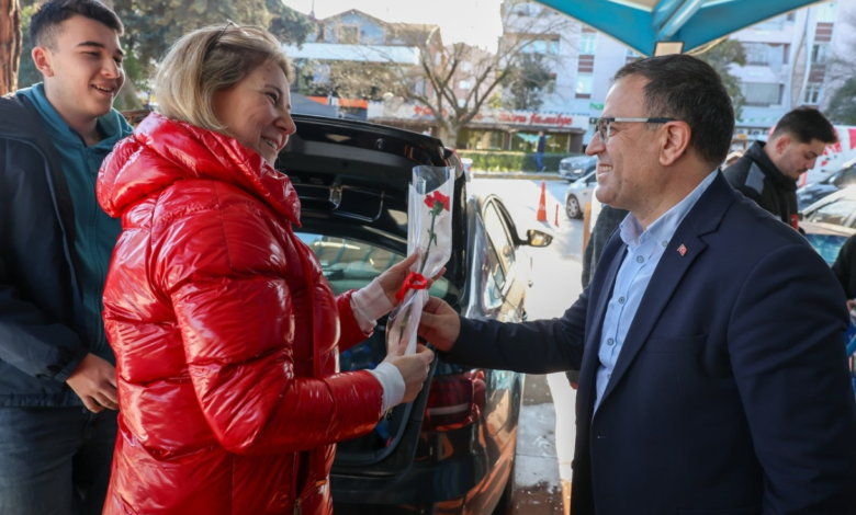 Başkan Gökçe’den Kadınlara Çiçek