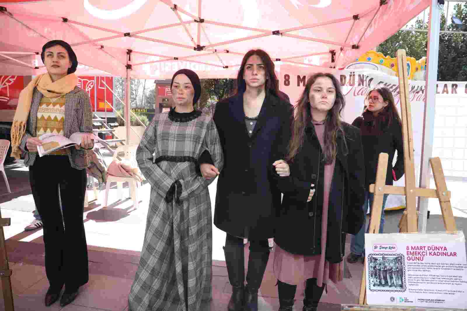 İzmit Belediyesi ve KOÜ’lü öğrencilerden ‘Bi Dünya Kadın’ canlı heykel sergisi