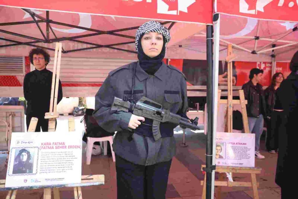 İzmit Belediyesi ve KOÜ’lü öğrencilerden ‘Bi Dünya Kadın’ canlı heykel sergisi