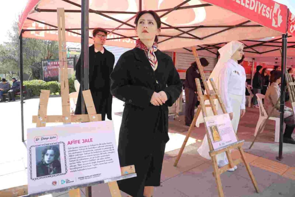 İzmit Belediyesi ve KOÜ’lü öğrencilerden ‘Bi Dünya Kadın’ canlı heykel sergisi