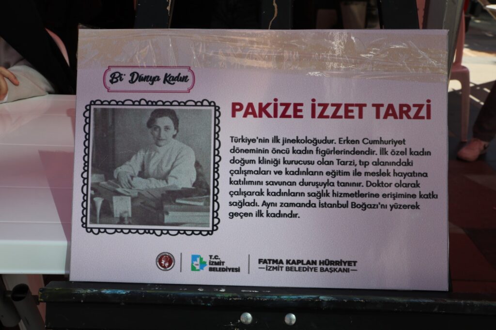 İzmit Belediyesi ve KOÜ’lü öğrencilerden ‘Bi Dünya Kadın’ canlı heykel sergisi