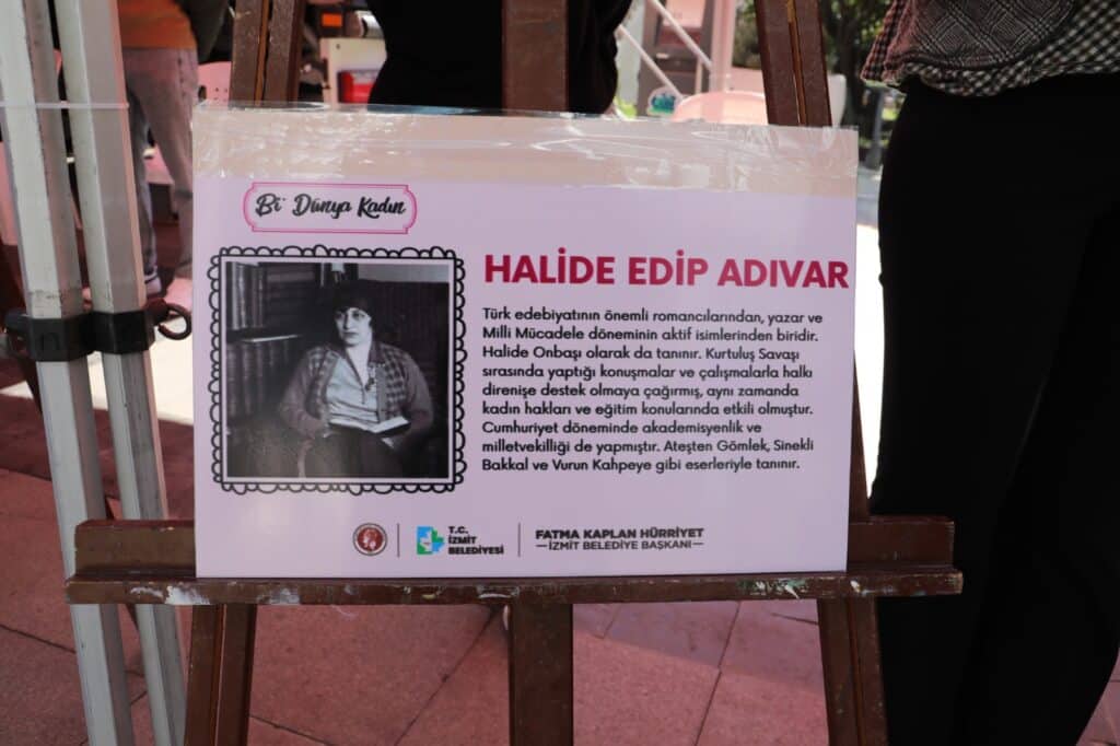 İzmit Belediyesi ve KOÜ’lü öğrencilerden ‘Bi Dünya Kadın’ canlı heykel sergisi