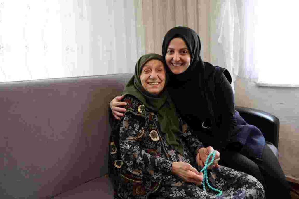 92 Yaşındaki Neriman Teyze’ye Duygu Dolu Doğum Günü Sürprizi