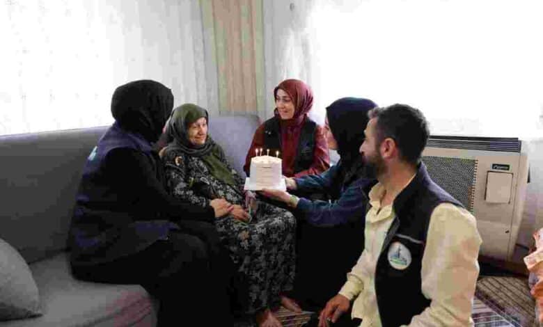 92 Yaşındaki Neriman Teyze’ye Duygu Dolu Doğum Günü Sürprizi