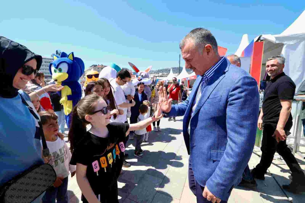  Başkan Büyükakın’a çocuklardan sevgi seli