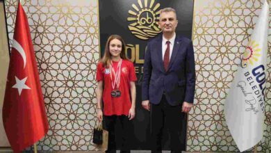 Başkan Sezer Şampiyon Milli yüzücü Gökalp'i Tebrik Etti