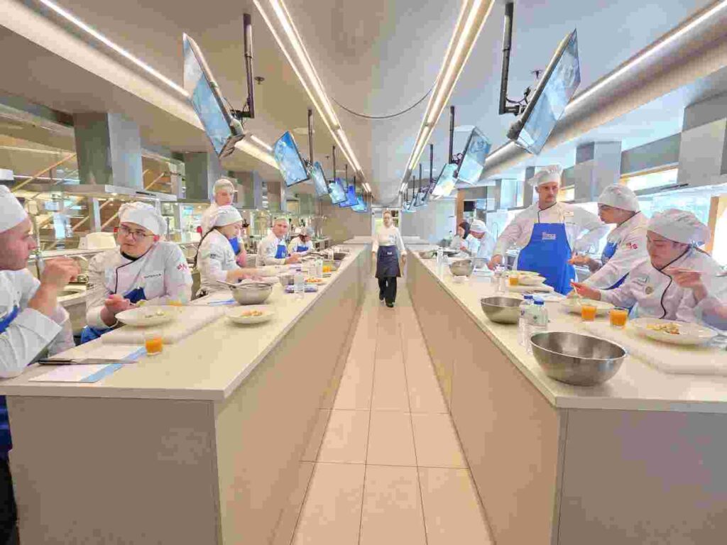 Genç şef adayları, işi ustasından öğrendi