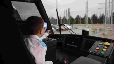 Hayal etti, 6 yaşında vatman oldu