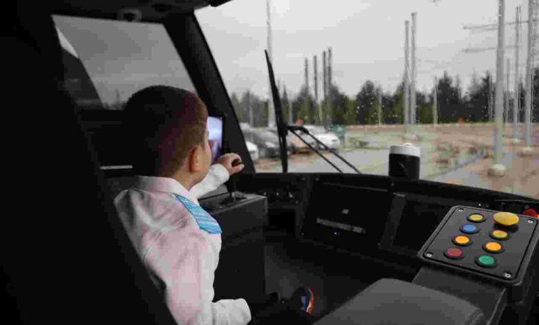 Hayal etti, 6 yaşında vatman oldu