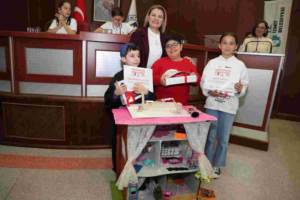 İzmit’te 23 Nisan coşkusu: Minik yetenekler ödüllerine kavuştu