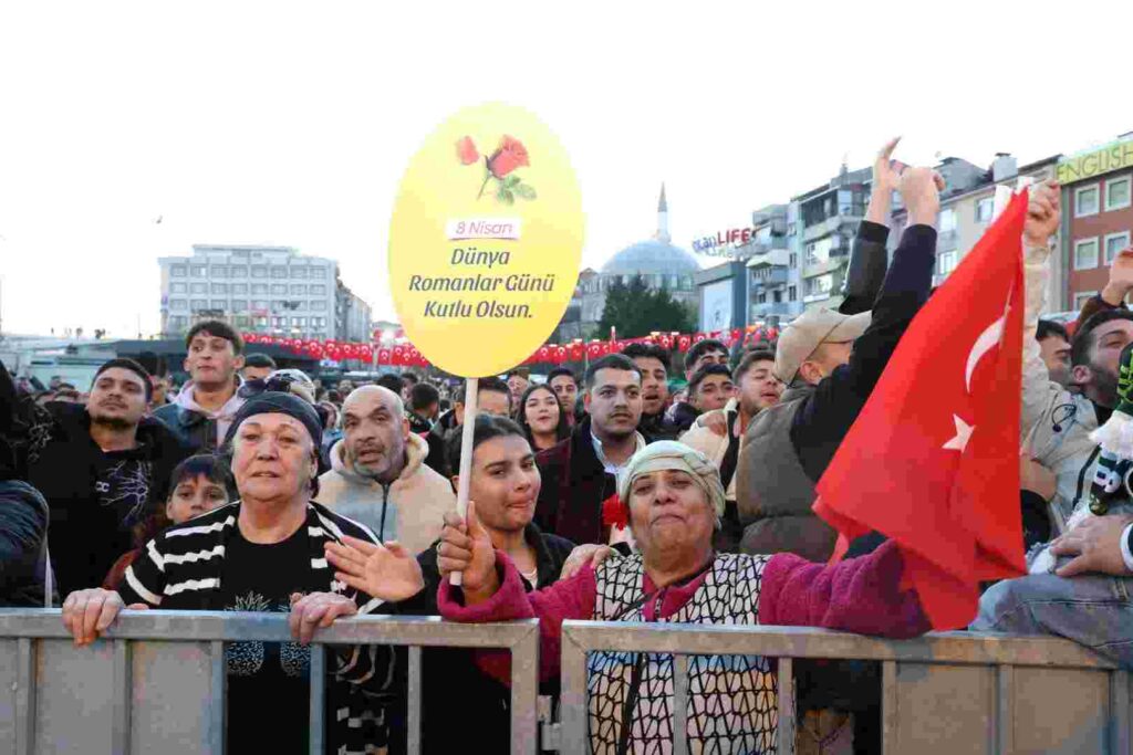 “İlle de Roman olsun” Kent Meydanı’nı salladı 