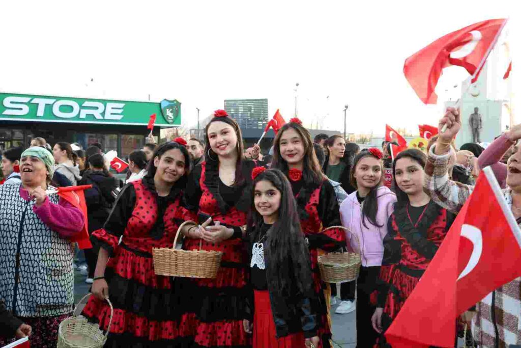 “İlle de Roman olsun” Kent Meydanı’nı salladı