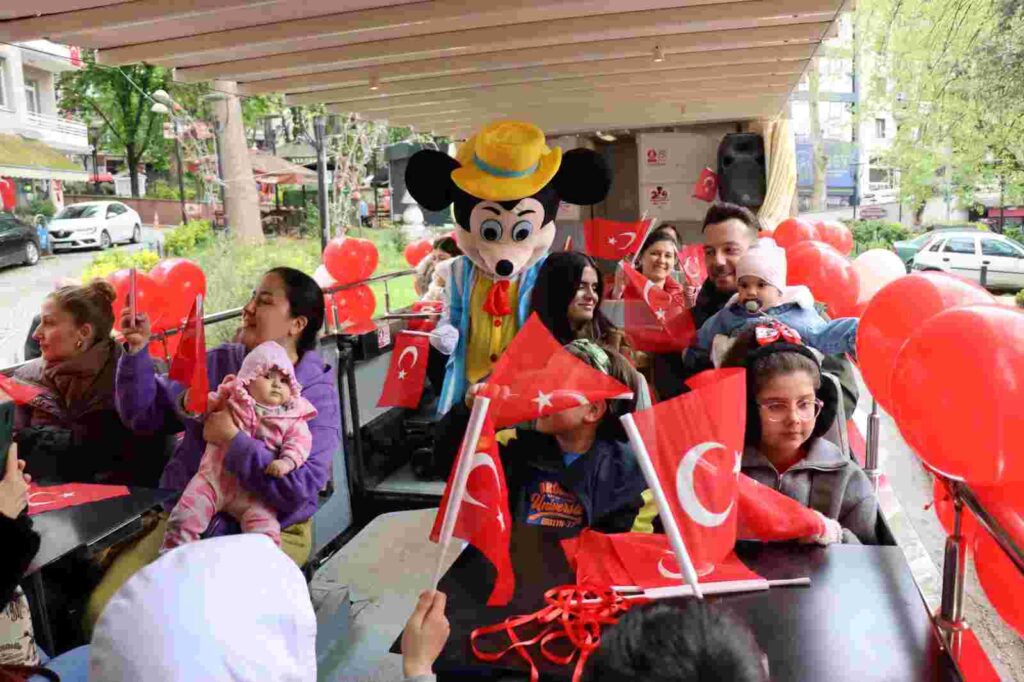 İzmit’te 23 Nisan’a özel şehir turu