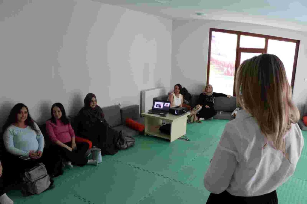 İzmit’te anne adaylarına bilinçli gebelik eğitimi devam ediyor