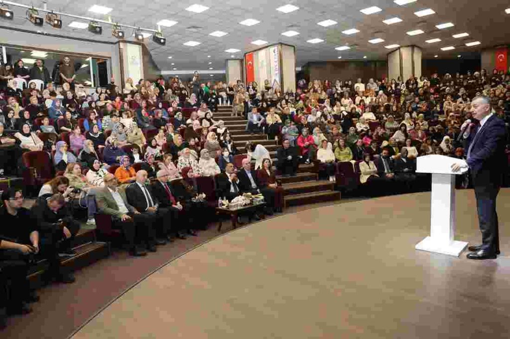 Kocaeli Büyükşehir Belediyesi KO-MEK’in yıl sonu ilçe sergilerinin dördüncüsü Darıca’da açıldı.