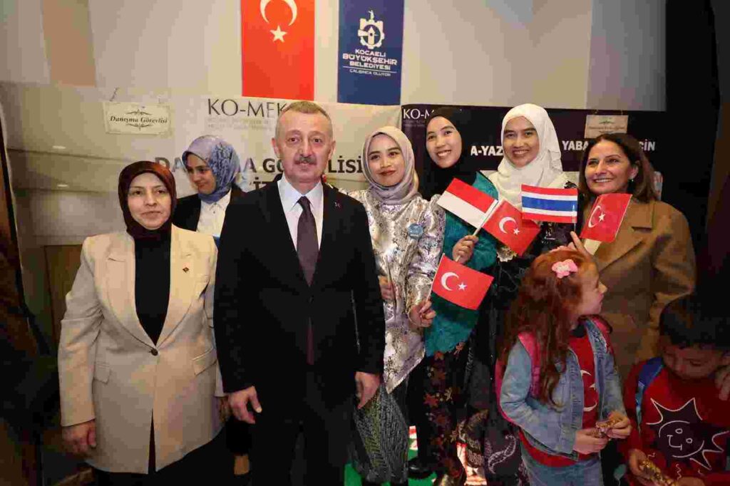 Kocaeli Büyükşehir Belediyesi KO-MEK’in yıl sonu ilçe sergilerinin dördüncüsü Darıca’da açıldı.