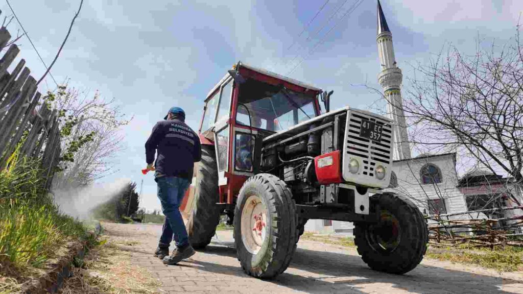 Kandıra’da Ot Biçme ve İlaçlama Seferberliği