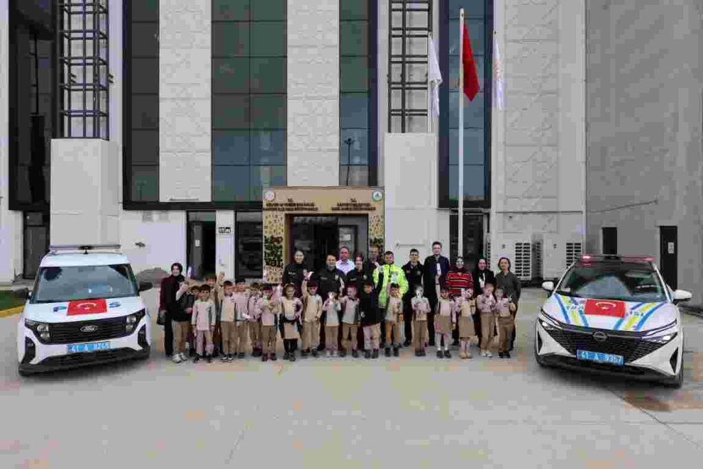 Kartepe Kütüphanesi’nde Anlamlı Polis Haftası Kutlaması