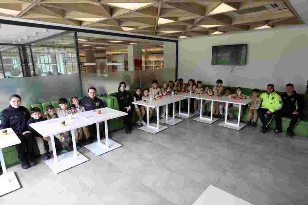 Kartepe Kütüphanesi’nde Anlamlı Polis Haftası Kutlaması