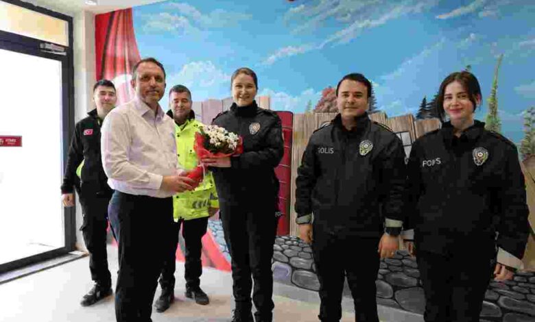 Kartepe Kütüphanesi’nde Anlamlı Polis Haftası Kutlaması