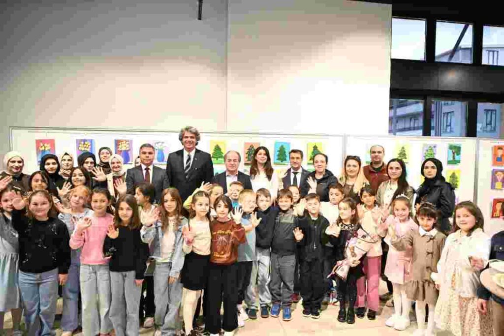 Kartepeli Minik Ressamlardan Görkemli Sergi