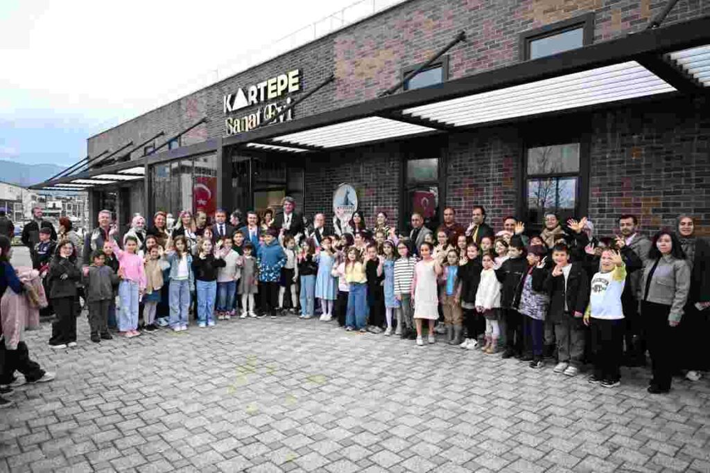 Kartepeli Minik Ressamlardan Görkemli Sergi