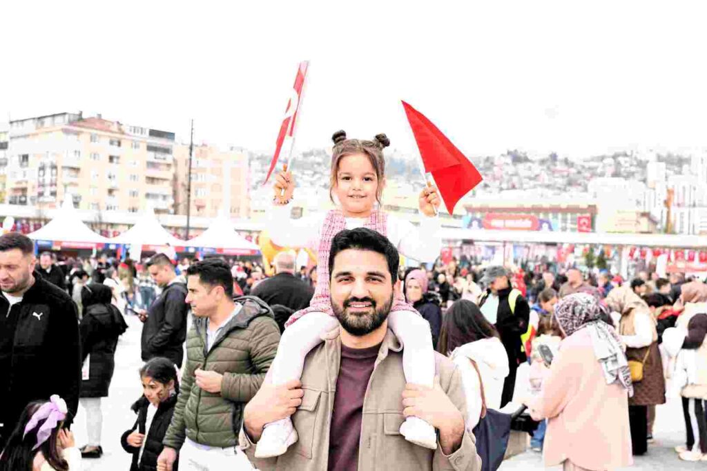 Milli İrade Meydanı çocuklarla dolup taştı