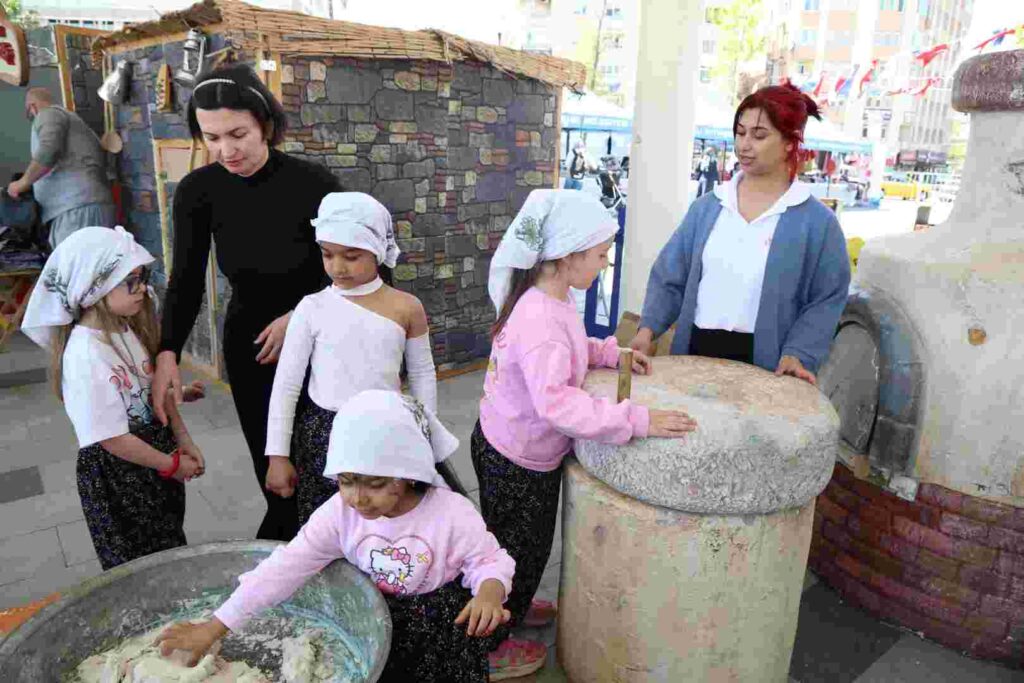 Minik eller hamur yoğurdu, köy yaşamını öğrendi 