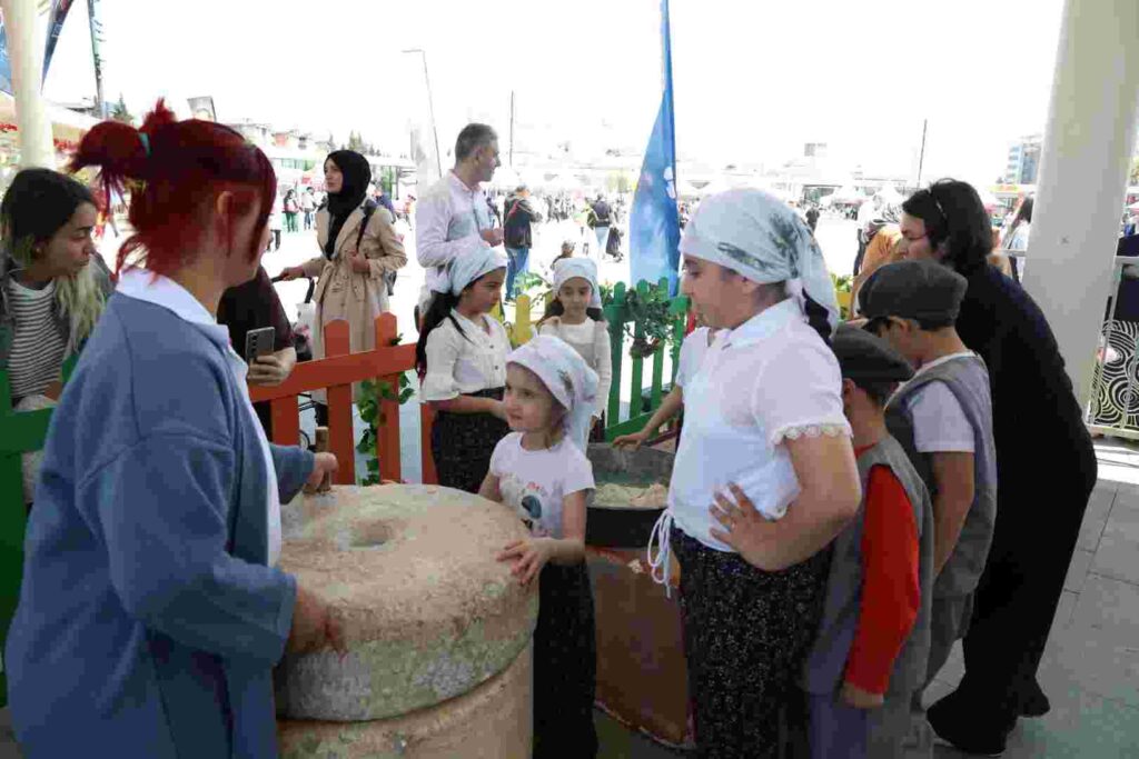 Minik eller hamur yoğurdu, köy yaşamını öğrendi 