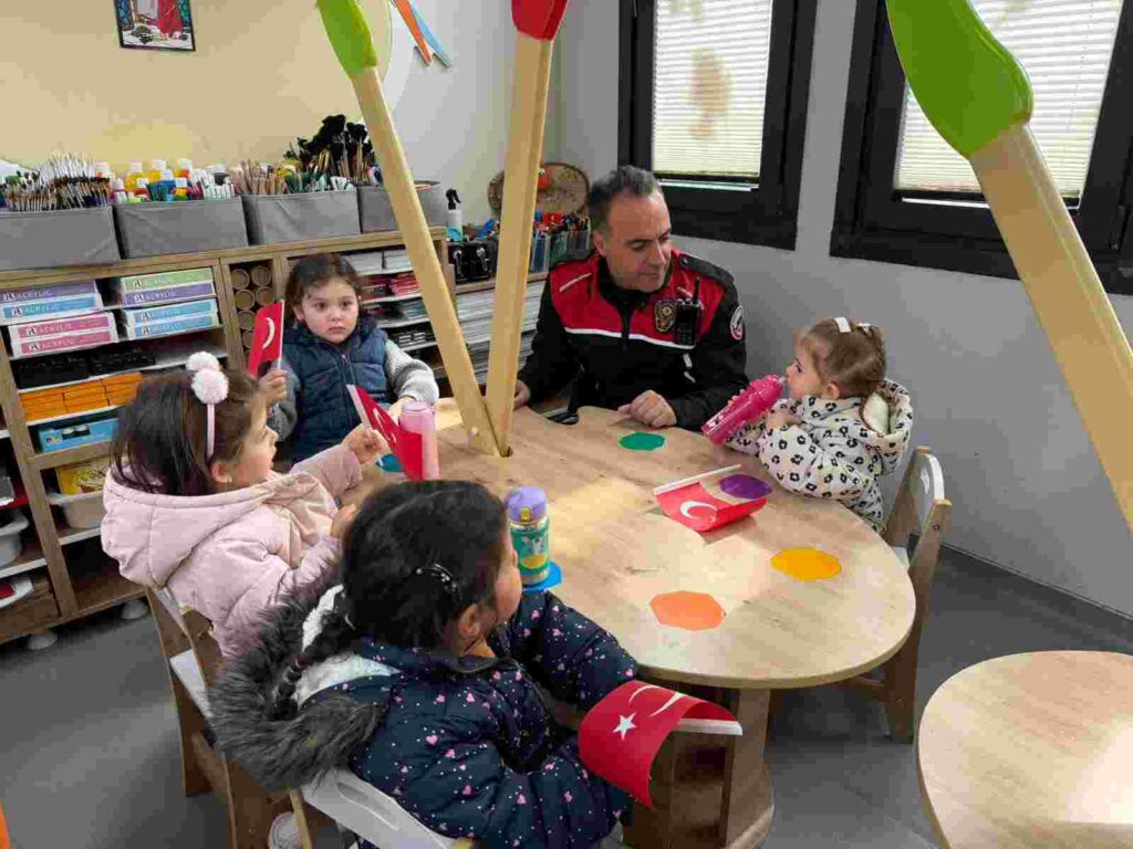 Yunus polisleri, çocukların gönlünü fethetti